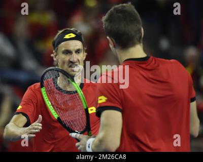 Il belga Joris De Loore, il belga Ruben Bemelmans e il belga Joris De Loore reagiscono durante la terza partita, una doppia partita tra i belgi Ruben Bemelmans e Joris De Loore e gli italiani Simone Bolelli e Andreas Seppi alla finale di Davis Cup World Group tra Belgio e Italia, sabato 08 aprile 2017, A Charleroi. BELGA FOTO BENOIT DOPPAGNE Foto Stock