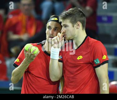 Il belga Ruben Bemelmans e il belga Joris De Loore hanno raffigurato durante la terza partita, una doppia partita tra i belgi Ruben Bemelmans e Joris De Loore e gli italiani Simone Bolelli e Andreas Seppi alla finale del Gruppo Mondiale della Coppa Davis tra Belgio e Italia, sabato 08 aprile 2017, a Charleroi. BELGA FOTO BENOIT DOPPAGNE Foto Stock