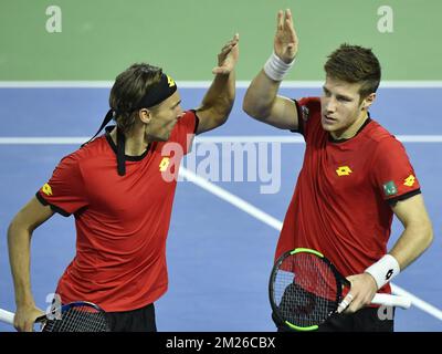 Il belga Ruben Bemelmans e il belga Joris De Loore reagiscono durante la terza partita, una doppia partita tra i belgi Ruben Bemelmans e Joris De Loore e gli italiani Simone Bolelli e Andreas Seppi alla finale del Gruppo Mondiale Davis Cup tra Belgio e Italia, sabato 08 aprile 2017, a Charleroi. BELGA FOTO BENOIT DOPPAGNE Foto Stock