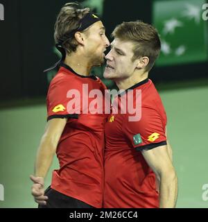 Il belga Ruben Bemelmans e il belga Joris De Loore reagiscono durante la terza partita, una doppia partita tra i belgi Ruben Bemelmans e Joris De Loore e gli italiani Simone Bolelli e Andreas Seppi alla finale del Gruppo Mondiale Davis Cup tra Belgio e Italia, sabato 08 aprile 2017, a Charleroi. BELGA FOTO BENOIT DOPPAGNE Foto Stock