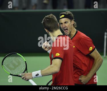 Il belga Joris De Loore e il belga Ruben Bemelmans reagiscono durante la terza partita, una doppia partita tra i belgi Ruben Bemelmans e Joris De Loore e gli italiani Simone Bolelli e Andreas Seppi alla finale del Gruppo Mondiale Davis Cup tra Belgio e Italia, sabato 08 aprile 2017, a Charleroi. BELGA FOTO BENOIT DOPPAGNE Foto Stock