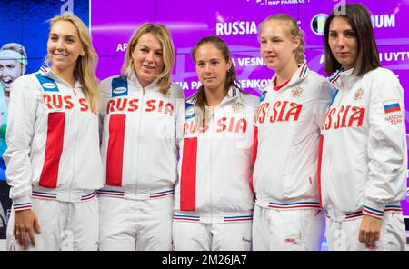 Membri della nazionale russa di tennis da sinistra: Elena Vesnina, Anastasia Pavlyuchenkova, Darya Kasatkina, Anna Blinkova e il capitano Anastasia Myskina posano dopo il disegno di questo weekend del Gruppo Mondiale della Fed Cup Gioca tra Russia e Belgio alla piccola Arena sportiva Luzhniki di Mosca, Russia, venerdì 21 aprile 2017. BELGA FOTO BENOIT DOPPAGNE Foto Stock