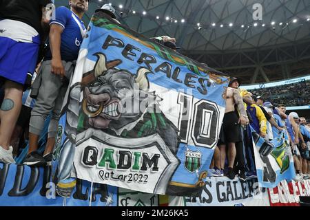 AL DAAYEN - sostenitori dell'Argentina durante la Coppa del mondo FIFA Qatar 2022 Semifinale match tra Argentina e Croazia al Lusail Stadium il 13 dicembre 2022 ad al Daayen, Qatar. AP | Olandese altezza | MAURICE DI PIETRA Foto Stock