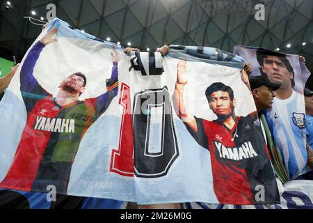 AL DAAYEN - sostenitori dell'Argentina durante la Coppa del mondo FIFA Qatar 2022 Semifinale match tra Argentina e Croazia al Lusail Stadium il 13 dicembre 2022 ad al Daayen, Qatar. AP | Olandese altezza | MAURICE DI PIETRA Foto Stock