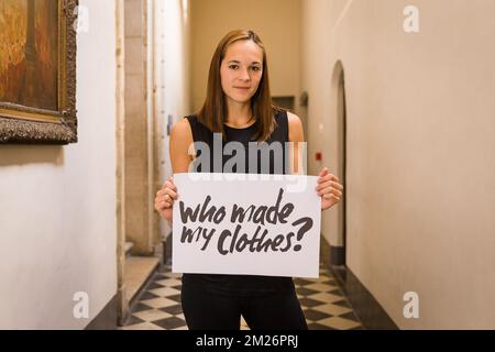 Il belga Nenah De Coninck ha illustrato nel corso della manifestazione 'Fair Fashion Talk' sugli abiti prodotti senza sfruttamento dei lavoratori, giovedì 27 aprile 2017 a Gent. FOTO DI BELGA JAMES ARTHUR GEKIERE Foto Stock