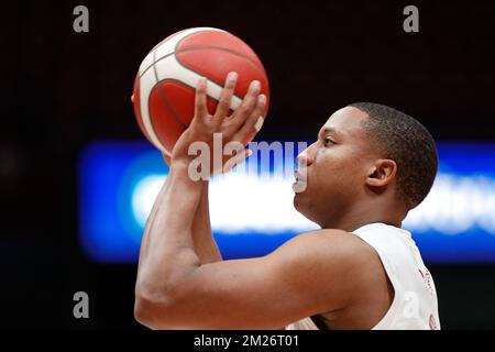 Milano, Italia. 11th Dec, 2022. Italia, Milano, dic 11 2022: Sala Devon (guardia Armani Milano) durante il warm up sulla partita di basket EA7 Emporio Armani Milano vs Unahhotels Reggio Emilia, LBA 2022-2023 day10 al Mediolanum Forum (Credit Image: © Fabrizio Bertani/Pacific Press via ZUMA Press Wire) Foto Stock