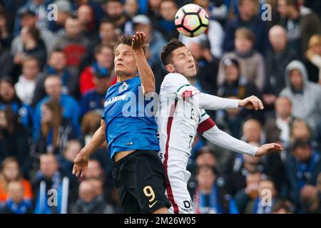 Jelle Vossen del Club combatte per la palla durante la partita della Jupiler Pro League tra Club Brugge e Zulte Waregem, a Brugge, lunedì 01 maggio 2017, il giorno 6 del Play-off 1 del campionato di calcio belga. BELGA FOTO KURT DESPLENTER Foto Stock