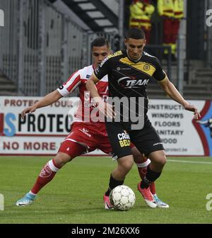 Cristian Manea di Mouscron e Mohamed Ofkir di Lokeren combattono per la palla durante la partita di Jupiler Pro League tra Lokeren e Mouscron, a Lokeren, sabato 06 maggio 2017, il 7° giorno del Play-off 2B del campionato di calcio belga. FOTO DI BELGA JOHN THYS Foto Stock