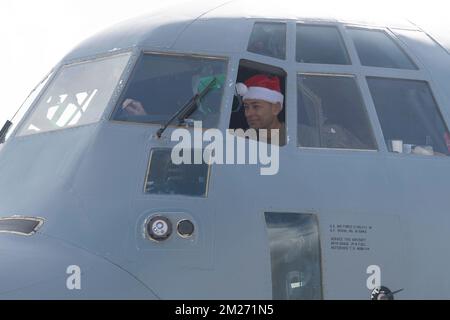 Yigo, Stati Uniti. 03 dicembre 2022. STATI UNITI Andrew Roddan, comandante della 374th Airlift Wing, effettua un'ispezione prima del volo indossando un cappello di Santa prima di decollare durante l'operazione Christmas Drop 2022 presso la base dell'aeronautica di Andersen, il 3 dicembre 2022 a Yigo, Guam. Operazione Christmas Drop è la più antica missione umanitaria e di soccorso in caso di disastri che offre 71.000 chili di cibo, regali e forniture per assistere le comunità remote dell'isola nel Pacifico meridionale. Credit: Yasuo Osakabe/US Airforce Photo/Alamy Live News Foto Stock