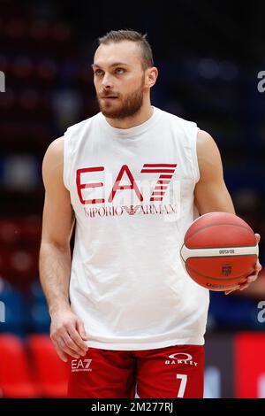 Milano, Italia. 11th Dec, 2022. Italia, Milano, dic 11 2022: Stefano Tonut (guardia Armani Milano) durante il warm up sulla partita di basket EA7 Emporio Armani Milano vs Unahhotels Reggio Emilia, LBA 2022-2023 day10 al Mediolanum Forum (Credit Image: © Fabrizio Bertani/Pacific Press via ZUMA Press Wire) Foto Stock