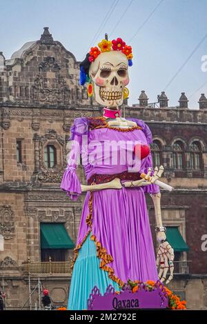 Città del Messico, Messico. 28 ottobre 2022. Le folle si riuniscono intorno a sculture giganti di Catrina, la sposa scheletrica, durante il festival Megaofrenda di Zocalo per celebrare l'inizio della festa dei morti a Plaza de la Constitucion, 28 ottobre 2022 a Città del Messico, Messico. Foto Stock