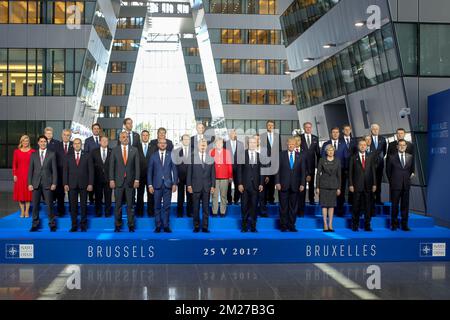 (Prima fila da L) il primo ministro canadese Justin Trudeau, il presidente della Bulgaria Rumen Radev, il primo ministro albanese Edi Rama, il primo ministro belga Charles Michel, il re Philippe - Filip del Belgio, il segretario generale della NATO Jens Stoltenberg, il presidente degli Stati Uniti Donald Trump, il primo ministro britannico Theresa May, il presidente turco Recep Tayyip Erdogan, Il primo ministro spagnolo Mariano Rajoy, (seconda fila da L) il presidente croato Kolinda Grabar-Kitarovic, il presidente ceco Milos Zeman, il primo ministro danese Lars Lokke Rasmussen, il primo ministro estone Juri Ratas, il presidente francese Emmanuel Macron, tedesco Foto Stock