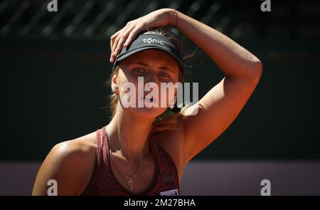 Il belga Maryna Zanevska sembra sconsolato durante una partita di tennis tra il belga Maryna Zanevska e la croata Petra Martic, nel terzo round della fase femminile di qualificazione del torneo di tennis francese Roland Garros Open, a Parigi, in Francia, venerdì 26 maggio 2017. Il Roland Garros Grand Slam si svolge dal 22 maggio al 11 giugno 2017. BELGA PHOTO VIRGINIE LEFOUR Foto Stock