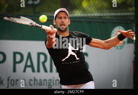 Serbo Novak Djokovic nella foto durante una pratica di allenamento al torneo francese di tennis Roland Garros Open, a Parigi, in Francia, domenica 28 maggio 2017. Il Roland Garros Grand Slam si svolge dal 22 maggio al 11 giugno 2017. BELGA PHOTO VIRGINIE LEFOUR Foto Stock