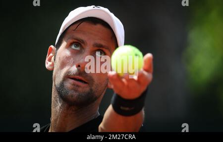 Serbo Novak Djokovic nella foto durante una pratica di allenamento al torneo francese di tennis Roland Garros Open, a Parigi, in Francia, domenica 28 maggio 2017. Il Roland Garros Grand Slam si svolge dal 22 maggio al 11 giugno 2017. BELGA PHOTO VIRGINIE LEFOUR Foto Stock