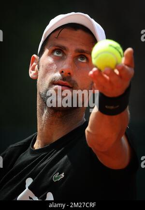 Serbo Novak Djokovic nella foto durante una pratica di allenamento al torneo francese di tennis Roland Garros Open, a Parigi, in Francia, domenica 28 maggio 2017. Il Roland Garros Grand Slam si svolge dal 22 maggio al 11 giugno 2017. BELGA PHOTO VIRGINIE LEFOUR Foto Stock