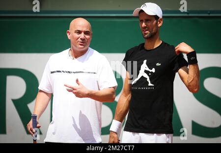 Il serbo Novak Djokovic e il suo nuovo allenatore Andre Agassi hanno fatto foto durante un allenamento al torneo francese di tennis Roland Garros Open, a Parigi, in Francia, domenica 28 maggio 2017. Il Roland Garros Grand Slam si svolge dal 22 maggio al 11 giugno 2017. BELGA PHOTO VIRGINIE LEFOUR Foto Stock