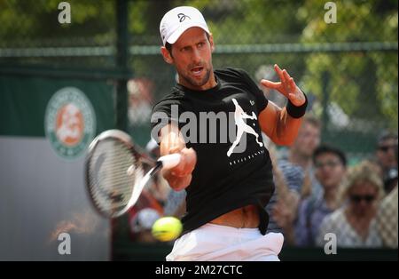 Serbo Novak Djokovic nella foto durante una pratica di allenamento al torneo francese di tennis Roland Garros Open, a Parigi, in Francia, domenica 28 maggio 2017. Il Roland Garros Grand Slam si svolge dal 22 maggio al 11 giugno 2017. BELGA PHOTO VIRGINIE LEFOUR Foto Stock