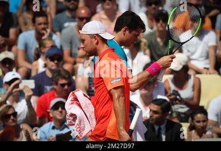 Il belga Steve Darcis (ATP 38) e il canadese Milos Raonic (ATP 6) hanno mostrato durante una partita di tennis nel primo turno del torneo maschile al Roland Garros French Open di tennis, a Parigi, in Francia, lunedì 29 maggio 2017. Il tavolo principale Roland Garros Grand Slam si svolge dal 29 maggio al 11 giugno 2017. BELGA PHOTO VIRGINIE LEFOUR Foto Stock