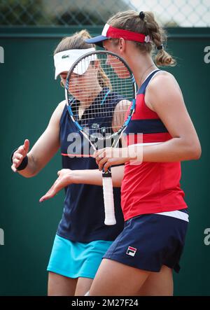 Alize Cornet francese ed Elise Mertens belga hanno raffigurato nel corso di una partita di tennis doppia tra Elise Mertens belga e Alize Cornet francese contro Bethanie Mattek-Sands statunitense e Lucie Safarova ceca, nel primo round del torneo femminile doppio al Roland Garros French Open di tennis, a Parigi, Francia, Giovedì 01 giugno 2017. Il tavolo principale Roland Garros Grand Slam si svolge dal 29 maggio al 11 giugno 2017. BELGA PHOTO VIRGINIE LEFOUR Foto Stock