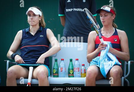 Alize Cornet francese ed Elise Mertens belga hanno raffigurato nel corso di una partita di tennis doppia tra Elise Mertens belga e Alize Cornet francese contro Bethanie Mattek-Sands statunitense e Lucie Safarova ceca, nel primo round del torneo femminile doppio al Roland Garros French Open di tennis, a Parigi, Francia, Giovedì 01 giugno 2017. Il tavolo principale Roland Garros Grand Slam si svolge dal 29 maggio al 11 giugno 2017. BELGA PHOTO VIRGINIE LEFOUR Foto Stock