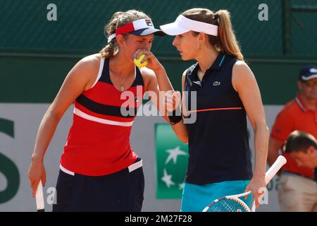 Elise Mertens belga e Alize Cornet francese hanno raffigurato nel corso di una partita di tennis in doppio tra Elise Mertens belga e Alize Cornet francese contro Bethanie Mattek-Sands statunitense e Lucie Safarova ceca, nel primo round del torneo femminile in doppio al Roland Garros French Open di tennis, a Parigi, Francia, Giovedì 01 giugno 2017. Il tavolo principale Roland Garros Grand Slam si svolge dal 29 maggio al 11 giugno 2017. BELGA PHOTO VIRGINIE LEFOUR Foto Stock