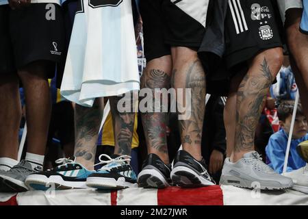 AL DAAYEN - sostenitori dell'Argentina durante la Coppa del mondo FIFA Qatar 2022 Semifinale match tra Argentina e Croazia al Lusail Stadium il 13 dicembre 2022 ad al Daayen, Qatar. AP | Olandese altezza | MAURICE DI PIETRA Foto Stock