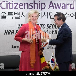 La principessa Astrid del Belgio è decorata come cittadino d'onore dal Sindaco Soon Park di Seul durante un incontro con il sindaco di Seul, nel municipio di Seul, il secondo giorno di una missione economica della principessa belga Astrid in Corea del Sud, lunedì 12 giugno 2017. BELGA FOTO BENOIT DOPPAGNE Foto Stock