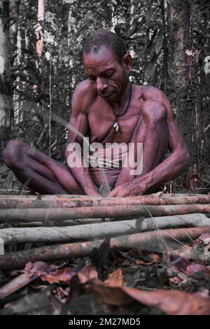 Fare trappole per suini per il popolo Korowai è una tradizione che è stata tramandata di generazione in generazione. Ancora una volta, le materie prime per questo occ Foto Stock