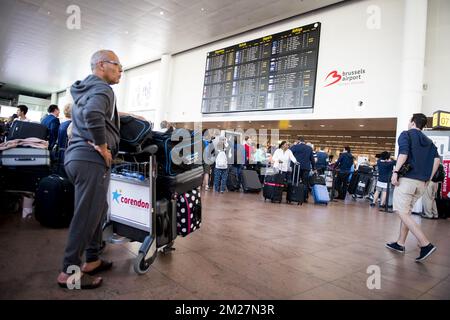 L'immagine mostra la sala partenze durante un'interruzione di corrente elettrica all'aeroporto di Bruxelles, a Zaventem, giovedì 15 giugno 2017. FOTO DI BELGA JASPER JACOBS Foto Stock