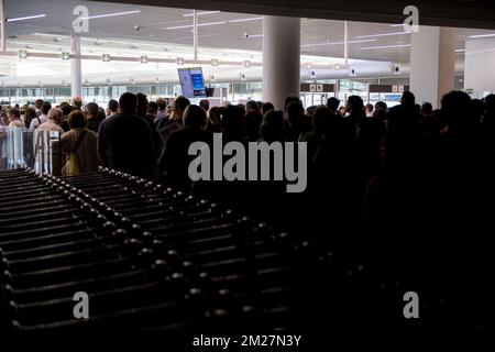 L'immagine mostra la sala partenze durante un'interruzione di corrente elettrica all'aeroporto di Bruxelles, a Zaventem, giovedì 15 giugno 2017. FOTO DI BELGA JASPER JACOBS Foto Stock