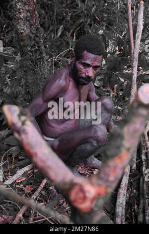 Fare trappole per suini per il popolo Korowai è una tradizione che è stata tramandata di generazione in generazione. Ancora una volta, le materie prime per questo occ Foto Stock