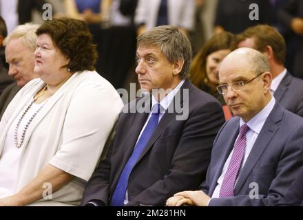 Il Ministro della Sanità e degli Affari sociali Maggie De Block, il Vice primo Ministro e Ministro degli interni Jan Jambon e il Ministro della Giustizia Koen Geens hanno fatto la foto durante l'apertura del centro psichiatrico forense ad Anversa, giovedì 29 giugno 2017. FOTO DI BELGA NICOLAS MAETERLINCK Foto Stock