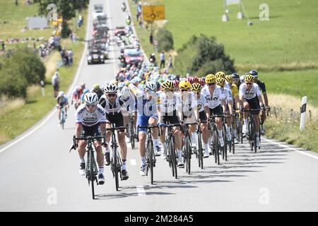 L'immagine mostra il pacco di piloti in azione durante la terza tappa della 104th edizione della gara ciclistica Tour de France, a 212,5 km da Verviers, Belgio a Longwy, Francia, lunedì 03 luglio 2017. Il Tour de France di quest'anno si svolge dal primo al 23rd luglio. FOTO DI BELGA YORICK JANSENS Foto Stock