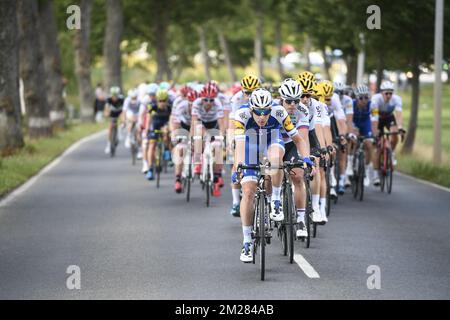 L'immagine mostra il pacco di piloti in azione durante la terza tappa della 104th edizione della gara ciclistica Tour de France, a 212,5 km da Verviers, Belgio a Longwy, Francia, lunedì 03 luglio 2017. Il Tour de France di quest'anno si svolge dal primo al 23rd luglio. FOTO DI BELGA YORICK JANSENS Foto Stock