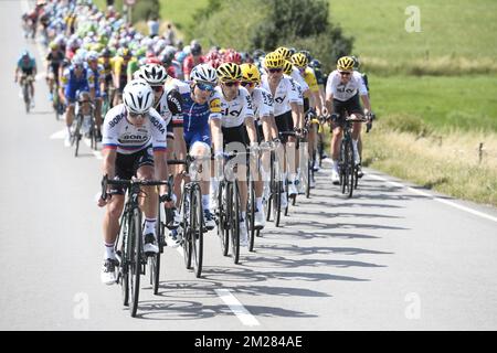 L'immagine mostra il pacco di piloti in azione durante la terza tappa della 104th edizione della gara ciclistica Tour de France, a 212,5 km da Verviers, Belgio a Longwy, Francia, lunedì 03 luglio 2017. Il Tour de France di quest'anno si svolge dal primo al 23rd luglio. FOTO DI BELGA YORICK JANSENS Foto Stock