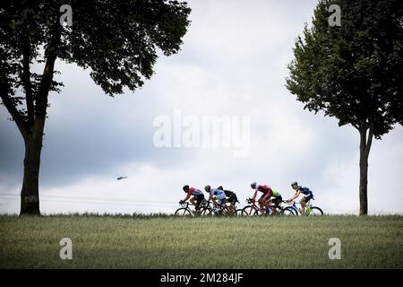 L'immagine mostra il pacco di piloti in azione durante la terza tappa della 104th edizione della gara ciclistica Tour de France, a 212,5 km da Verviers, Belgio a Longwy, Francia, lunedì 03 luglio 2017. Il Tour de France di quest'anno si svolge dal primo al 23rd luglio. FOTO DI BELGA YORICK JANSENS Foto Stock