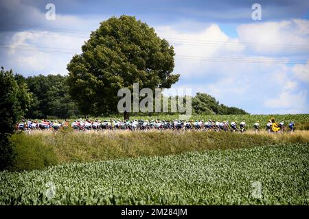 L'immagine mostra il pacco di piloti in azione durante la terza tappa della 104th edizione della gara ciclistica Tour de France, a 212,5 km da Verviers, Belgio a Longwy, Francia, lunedì 03 luglio 2017. Il Tour de France di quest'anno si svolge dal primo al 23rd luglio. FOTO DI BELGA YORICK JANSENS Foto Stock