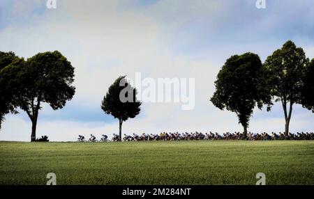 L'immagine mostra il pacco di piloti in azione durante la terza tappa della 104th edizione della gara ciclistica Tour de France, a 212,5 km da Verviers, Belgio a Longwy, Francia, lunedì 03 luglio 2017. Il Tour de France di quest'anno si svolge dal primo al 23rd luglio. FOTO DI BELGA YORICK JANSENS Foto Stock