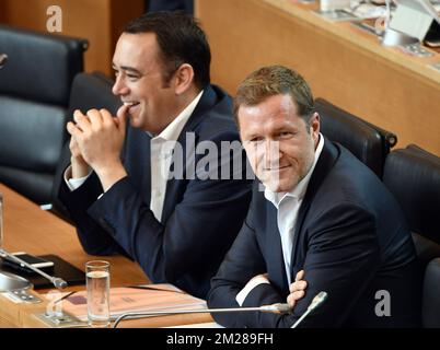Ministro Vallone dei lavori pubblici, sicurezza stradale, Salute, Affari sociali, Assegni familiari, Pari opportunità, attività economiche e patrimonio Maxime Prevot e presidente del ministro vallone Paul Magnette hanno illustrato durante una sessione plenaria del Parlamento vallone a Namur, con discussione sulla relazione finale della commissione Publifin, mercoledì 12 luglio 2017. FOTO DI BELGA ERIC A LALMAND Foto Stock