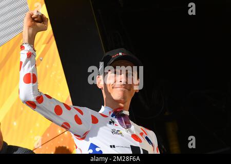 Il francese Warren Barguil del Team Sunweb festeggia sul podio la maglia rossa polka-dot per il miglior scalatore dopo la diciottesima tappa della 104th° edizione della gara ciclistica Tour de France, 179,5km da Briancon a col d'Izoard, Francia, giovedì 20 luglio 2017. Il Tour de France di quest'anno si svolge dal primo al 23rd luglio. FOTO DI BELGA DAVID STOCKMAN Foto Stock