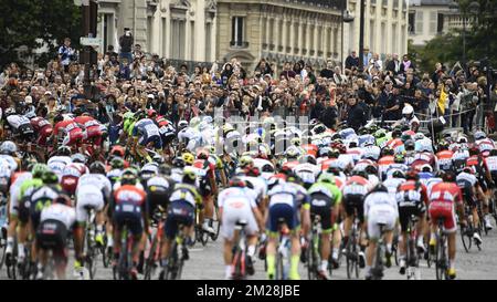 L'immagine mostra il pacco di piloti in azione durante la ventunesima e ultima tappa dell'edizione 104th del Tour de France, da Montgeron a Parigi (103km), Francia, domenica 23 luglio 2017. Il Tour de France di quest'anno si svolge dal primo al 23rd luglio. FOTO DI BELGA YORICK JANSENS Foto Stock