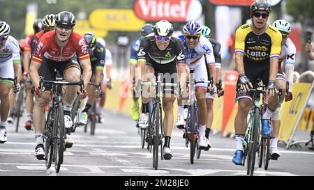 Dylan Groenewegen olandese del Team Lotto NL - Jumbo vince davanti al tedesco Andre Greipel di Lotto Soudal e al norvegese Edvald Boasson Hagen di Dimension Data nella ventunesima e ultima tappa dell'edizione 104th del Tour de France, da Montgeron a Parigi (103km), Francia, Domenica 23 luglio 2017. Il Tour de France di quest'anno si svolge dal primo al 23rd luglio. FOTO DI BELGA YORICK JANSENS Foto Stock