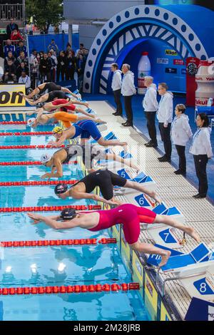 Melbourne, Victoria, Australia. 13th Dec, 2022. MELBOURNE, AUSTRALIA - 13 DICEMBRE: Atleti in gara il giorno uno dei 2022 campionati mondiali di nuoto a corto corso FINA al Melbourne Sports and Aquatic Centre il 13 dicembre 2022 a Melbourne, Australia (Credit Image: © Chris Putnam/ZUMA Press Wire) Foto Stock