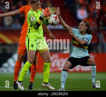 Il portiere olandese Sari van Veenendaal e la belga Tessa Wullaert, raffigurati in azione nel corso di una partita di calcio tra la nazionale belga Red Flames e i Paesi Bassi, terza partita del gruppo A nella fase di gruppo del Campionato europeo femminile 2017 nei Paesi Bassi, Lunedì 24 luglio 2017 a Tilburg, Paesi Bassi. FOTO DI BELGA DAVID CATRY Foto Stock