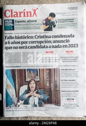 Giornale argentino Clarin prima pagina notizia della condanna di sei anni di carcere per corruzione della Vicepresidente Cristina Fernandez de Kirchner Foto Stock