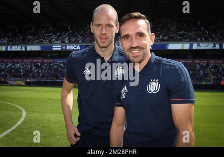 Anderlecht nuovo giocatore Matz Sels e Anderlecht's Sven Kums nella foto durante la giornata dei tifosi della squadra di calcio RSC Anderlecht, domenica 30 luglio 2017 ad Anderlecht, Bruxelles. BELGA PHOTO VIRGINIE LEFOUR Foto Stock