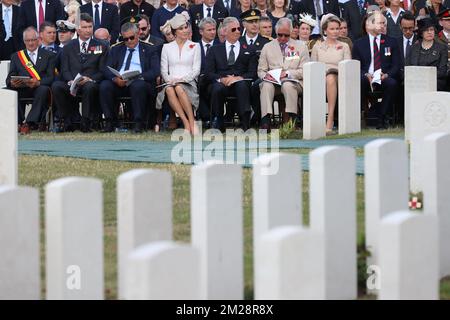 Il sindaco di ZONNEBEKE Dirk Sioen, vicepresidente della Commissione delle tombe di guerra del Commonwealth Timothy Laurence, ministro della Difesa e del servizio pubblico Steven Vandeput, Caterina britannica (Kate) la duchessa di Cambridge, re Philippe - Filip del Belgio, principe britannico Carlo Principe di Galles, La regina Mathilde del Belgio e il principe britannico Guglielmo il Duca di Cambridge hanno ritratto durante le commemorazioni al Tyne Cot Commonwealth War Graves Cemetery parte della commemorazione per il centario di Passchendaele, la terza battaglia di Ypres il 30th e 31st luglio 2017, lunedì 31 luglio 2017. BELGA FOTO PISCINA BENOIT Foto Stock