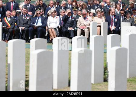 Il sindaco di ZONNEBEKE Dirk Sioen, vicepresidente della Commissione delle tombe di guerra del Commonwealth Timothy Laurence, ministro della Difesa e del servizio pubblico Steven Vandeput, Caterina britannica (Kate) la duchessa di Cambridge, re Philippe - Filip del Belgio, principe britannico Carlo Principe di Galles, La regina Mathilde del Belgio e il principe britannico Guglielmo il Duca di Cambridge hanno ritratto durante le commemorazioni al Tyne Cot Commonwealth War Graves Cemetery parte della commemorazione per il centario di Passchendaele, la terza battaglia di Ypres il 30th e 31st luglio 2017, lunedì 31 luglio 2017. BELGA FOTO PISCINA BENOIT Foto Stock