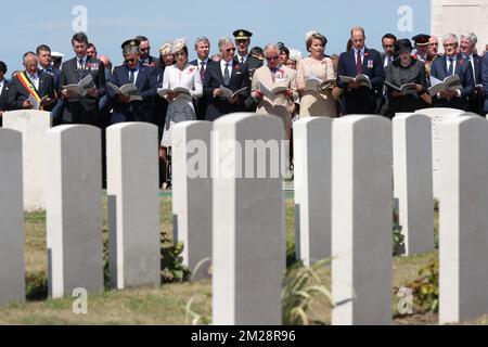 ZONNEBEKE sindaco Dirk Sioen, vicepresidente della Commissione delle tombe di guerra del Commonwealth Timothy Laurence, ministro della Difesa e del servizio pubblico Steven Vandeput, Caterina britannica (Kate) la duchessa di Cambridge, re Filippo - Filip del Belgio, principe britannico Carlo Principe di Galles, regina Mathilde del Belgio, Il principe britannico Guglielmo il Duca di Cambridge e il ministro fiammingo Geert Bourgeois hanno illustrato durante le commemorazioni al Tyne Cot Commonwealth War Graves Cemetery parte della commemorazione per il centario di Passchendaele, la terza battaglia di Ypres il 30th e 31st luglio 2017, M. Foto Stock